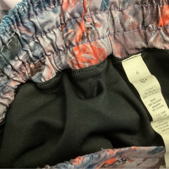 lululemon Hotty hot Shorts high rise 4 inch - Picture 6 of 6